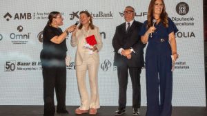 De izquierda a derecha Lorena Vázquez Sara Puig la Barcelonina del año y Ramon Agenjo Barceloní de laño y Laura Fa