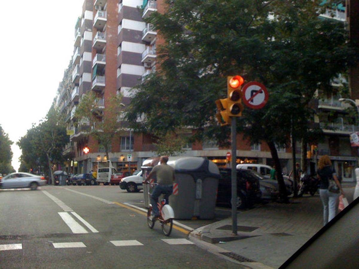 Ciclistes que no segueixen les normes.No puc entendre com la gent es juga la vida d’aquesta manera. Fa uns dies anava amb el meu cotxe per Barcelona quan vaig veure una cosa que em va alarmar molt. Circulava pel carril paral·lel al carril bici i vaig observar a un parell de ciclistes que es van saltar a la lleugera diversos semàfors seguits en vermell. Em sorprèn que tinguin aquesta actitud tan temerària quan cada dia som testimonis a través de la televisió i la premsa de tants accidents i atropellaments .