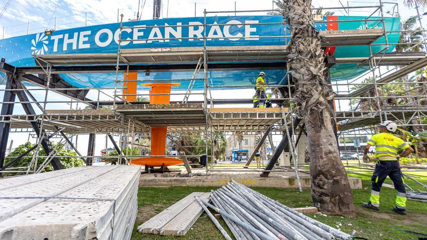 Puesta a punto del barco que está amarrado en la plaza de la Puerta del Mar