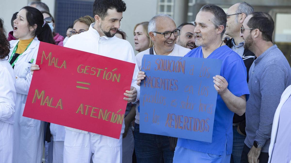Concentración de protesta en el hospital de la Ribera realizada en enero de este año para demandar mejoras laborales.