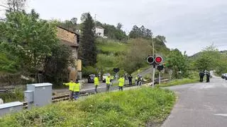 Los vecinos exigen barreras en el paso a nivel de Langreo que ya suma dos muertes en año y medio: "Cuando suben hacia Laviana, los trenes van muy rápido"