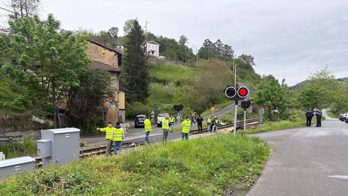 Accidente ferroviario mortal en Langreo: fallece un hombre arrollado por un tren cuando cruzaba las vías en un paso a nivel sin barreras en Sama