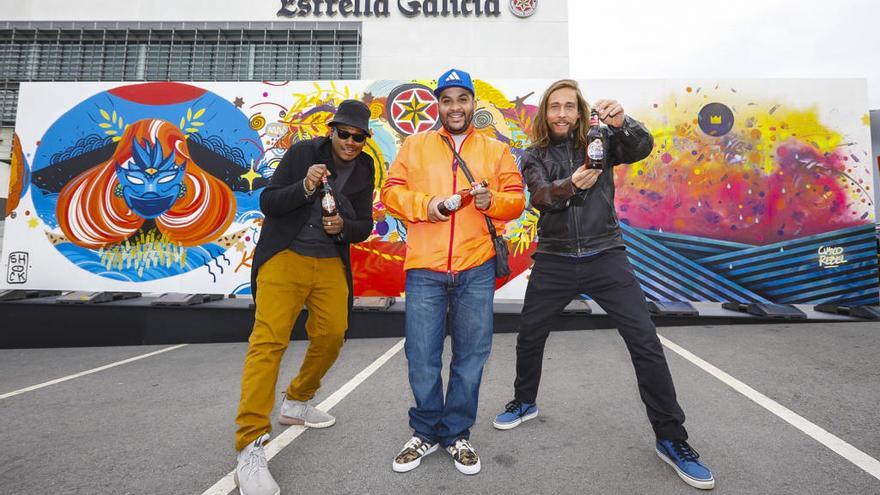 Los tres artistas, con el mural.