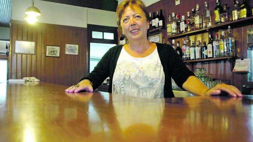 Loli González Sánchez, tras la barra del bar restaurante Casa Colo, en Ceceda (Nava). | ana paz paredes