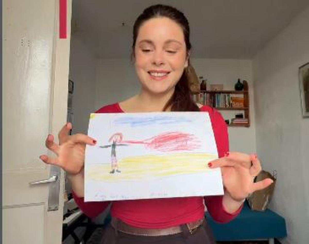 Una artista mallorquina busca a la niña que le regaló un dibujo en un concierto hace más de una década