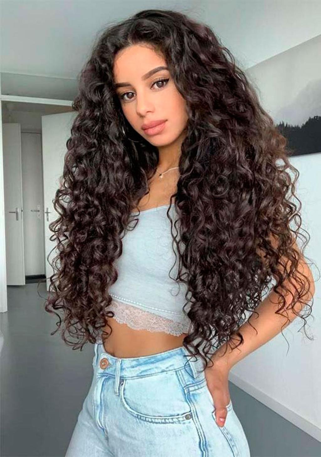 Chica con pelo rizado