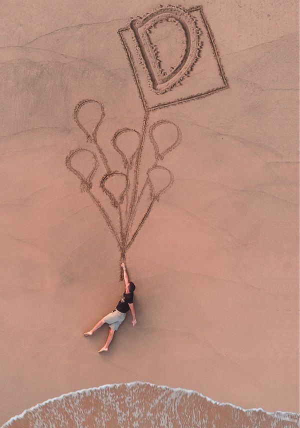 Composición vistas desde el aire realizada sobre la arena de una playa de Fuerteventura especialmente para la portada del Dominical