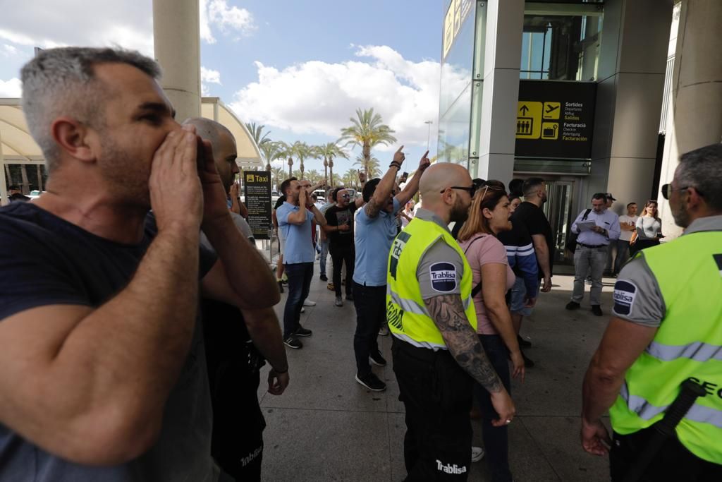 Los taxistas bloquean el aeropuerto de Palma tras un incidente con conductores de microbuses