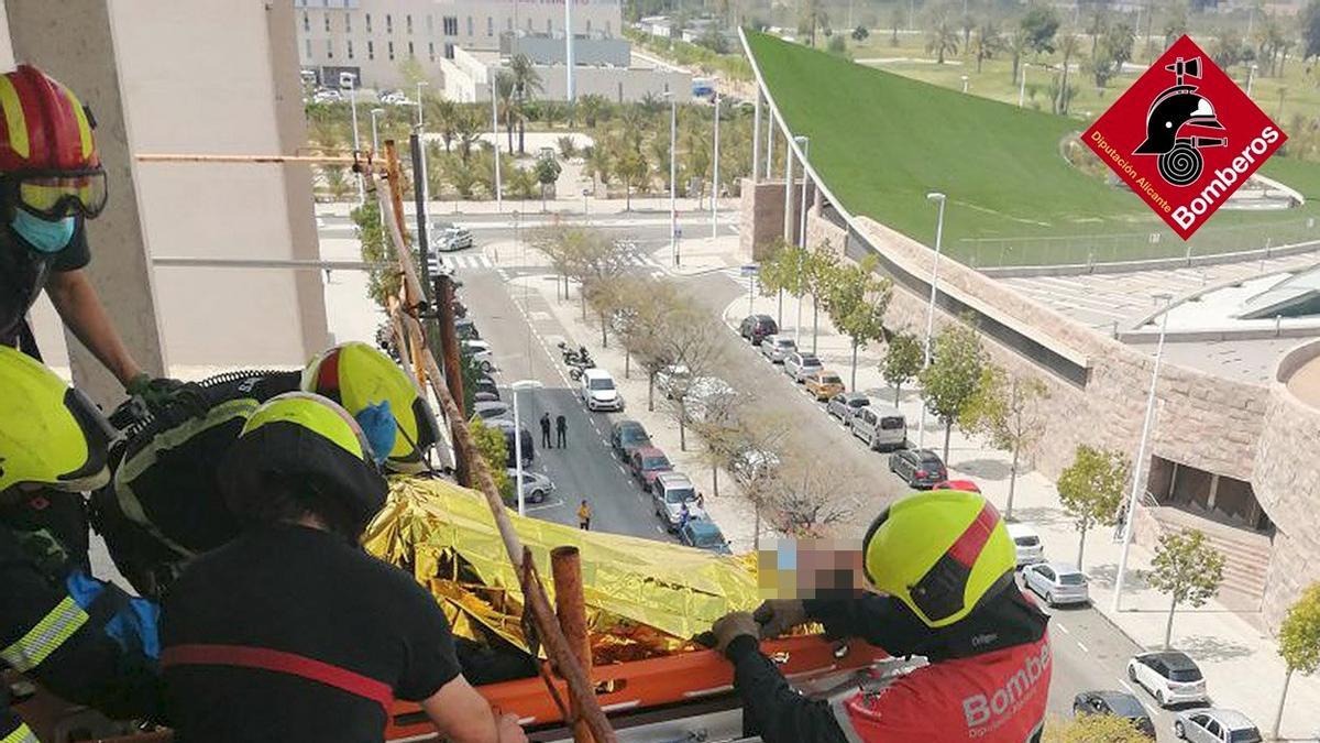 Bomberos del parque de Elche rescatando al trabajador en una obra en el sector V