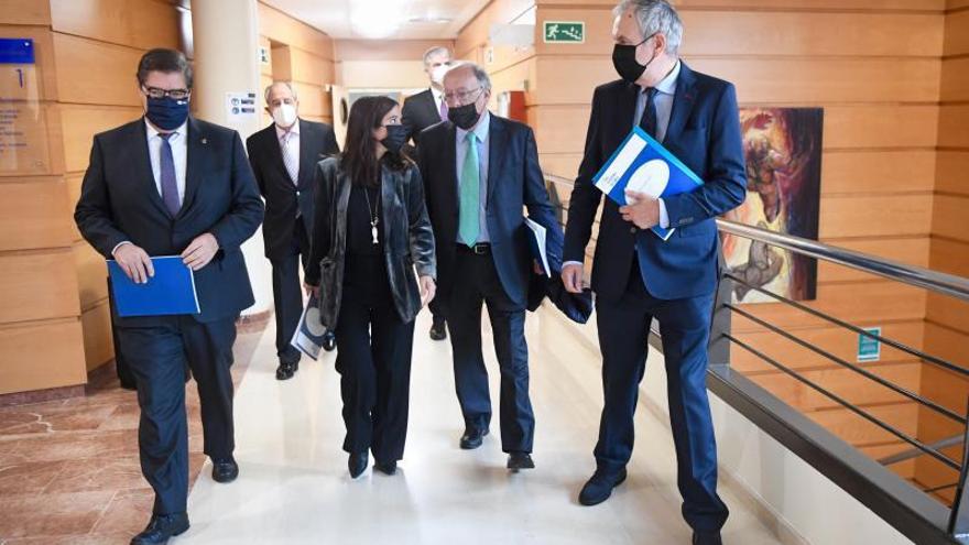 Miembros del Foro Económico con el rector y la alcaldesa, ayer en el Rectorado coruñés. |   // CARLOS PARDELLAS