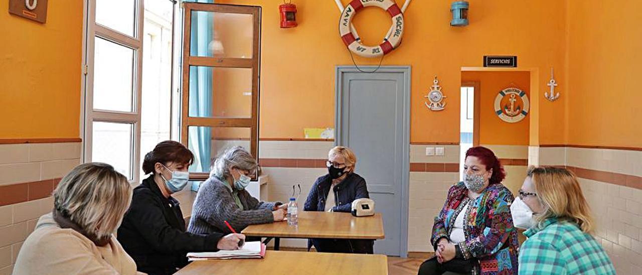 Por la izquierda, Carmen Saras, Dolores Patón, Ana González, Rita Rendueles, Asunción Merino y Cristina García, en la reunión en Pescadores.