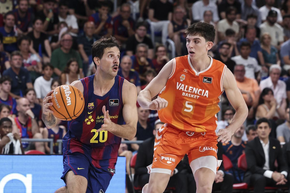 Nico Laprovittola of FC Barcelona and Sergio de Larrea of Valencia Basket in action during the Spanish League, Liga ACB Endesa, basketball Final Game 4 match played between FC Barcelona and Valencia Basket at Palau Blaugrana on June 24, 2026 in Barcelona, Spain. AFP7 24/06/2026 ONLY FOR USE IN SPAIN. Javier Borrego / AFP7 / Europa Press;2026;ACB;BASKET;SPORT;ZBASKET;ZSPORT;FC Barcelona v Valencia Basket - Liga ACB Endesa - Final Game 4
