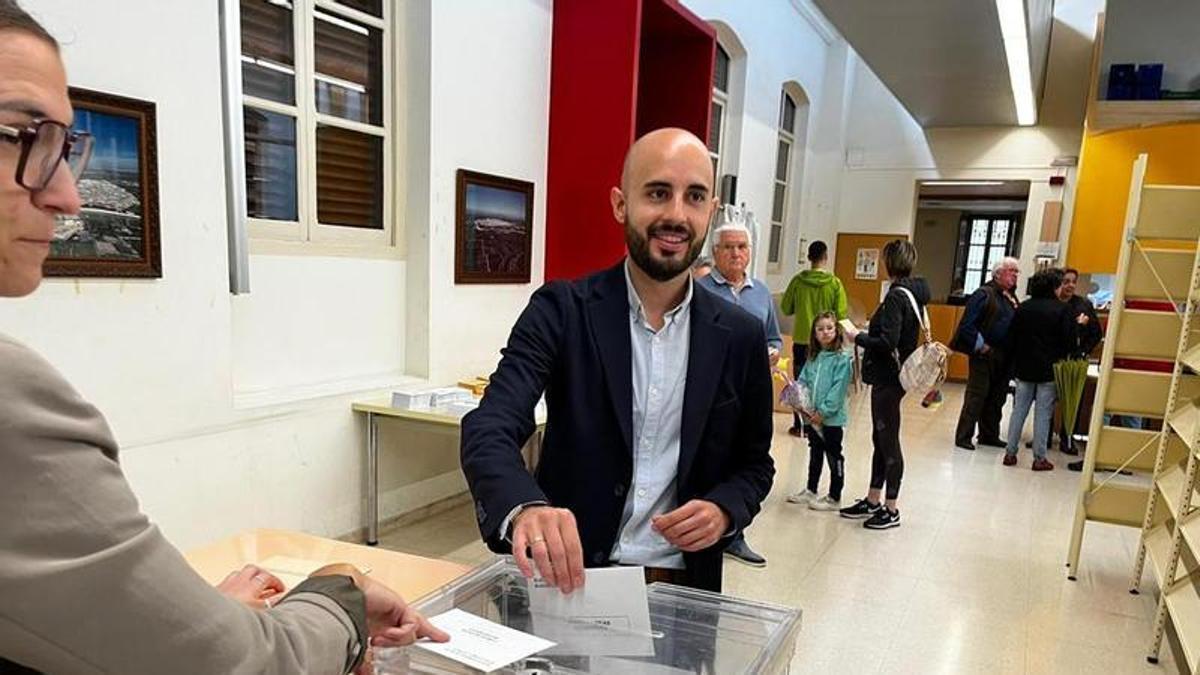 El candidato del PP, José Javier Sanchis, al votar esta mañana.