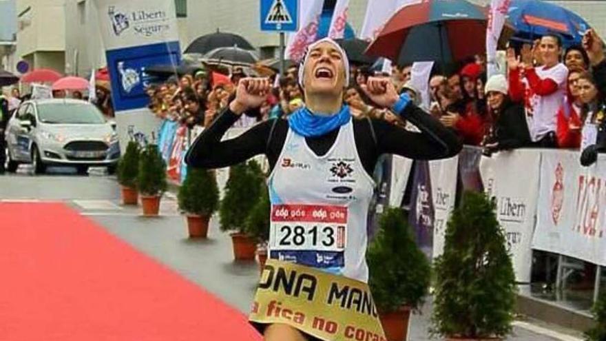 Paula Mayobre a su llegada a la meta en la Medio Maratón Manuela Machado de Viana do Castelo.