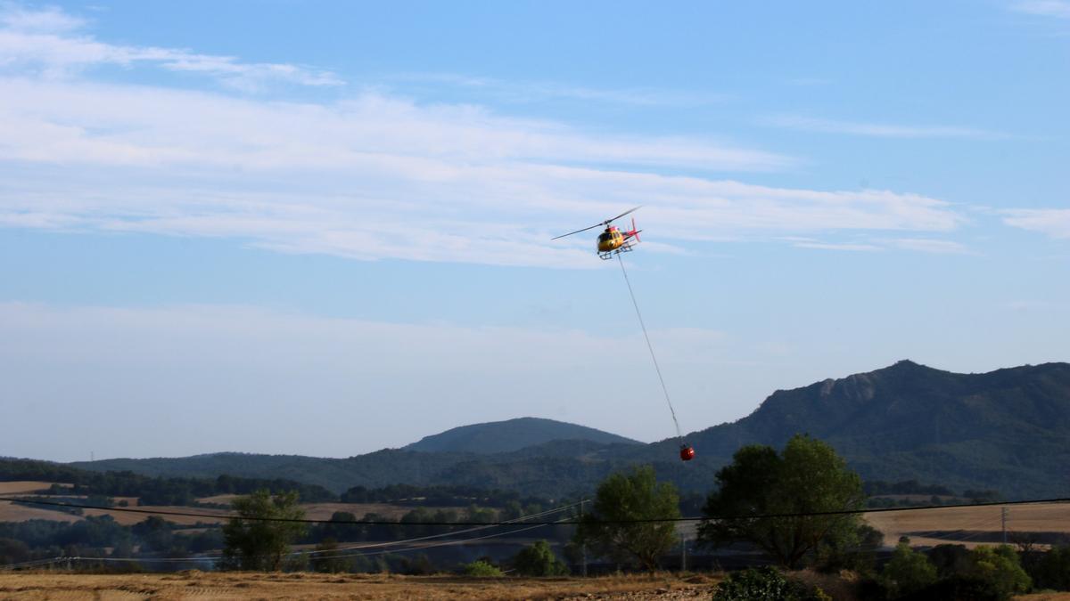 Pla general d'un mitjà aeri recollint aigua per apagar l'incendi que crema a Santa Coloma de Queralt i Bellprat. Imatge del 24 de juliol del 2021 (Horitzontal).