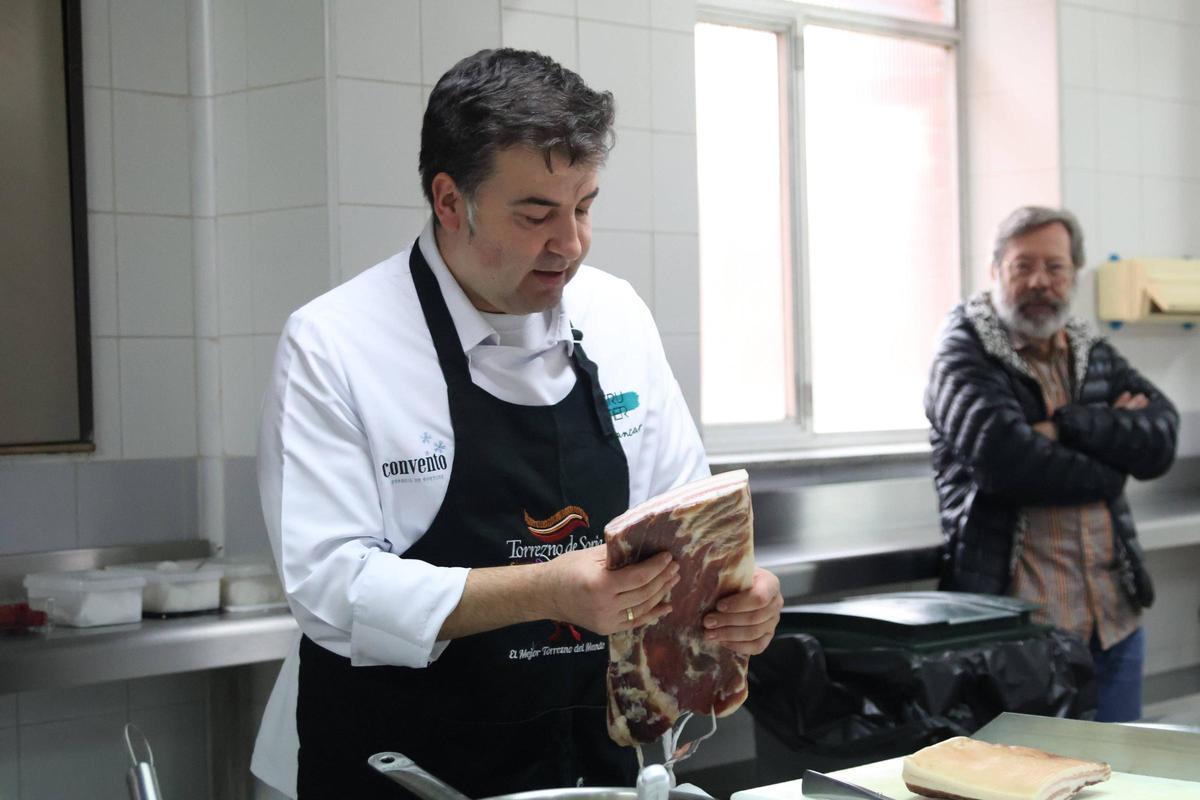 Clase magistral del torrezno en el CIFP Ciudad de Zamora.