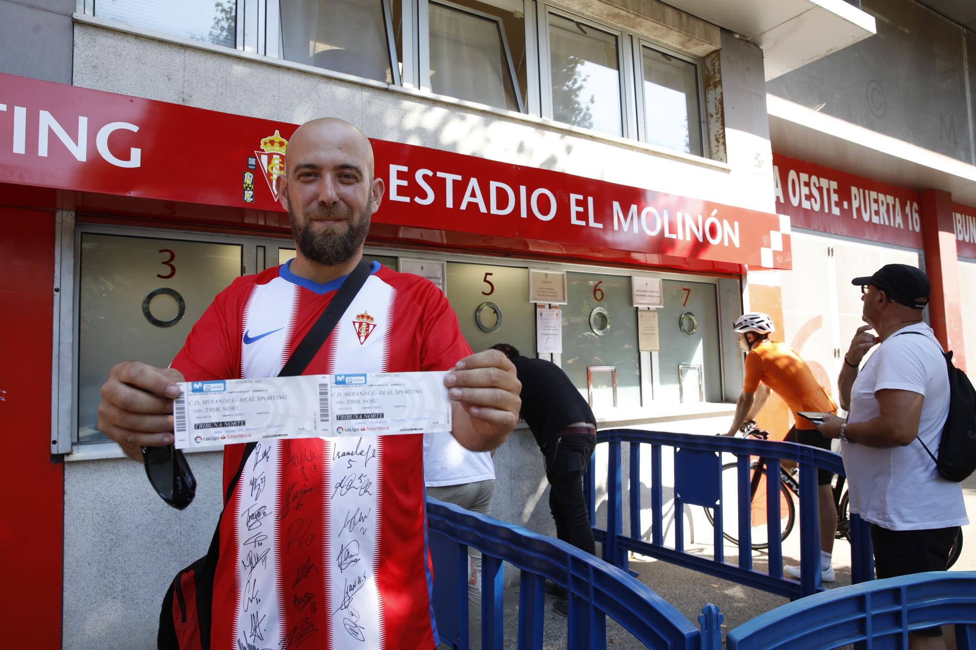 En imágenes: Largas colas para sacar entradas para el primer viaje del Sporting de Orlegi