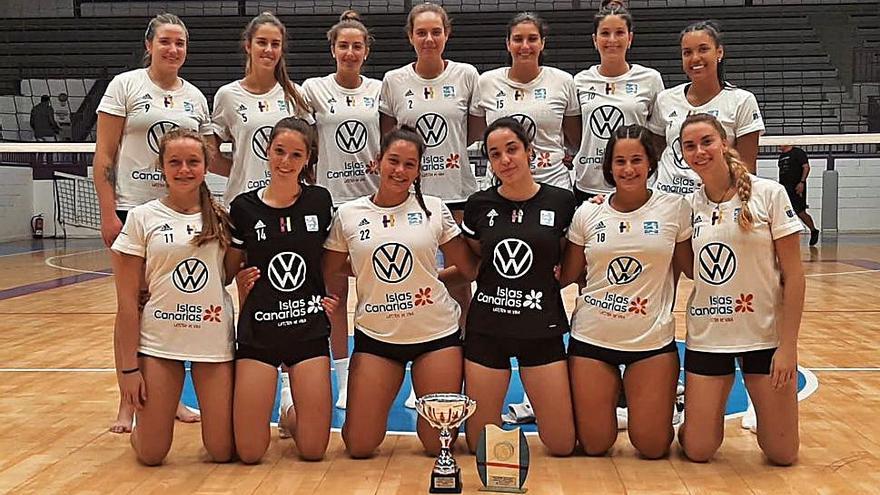 Las jugadoras del CD Heidelberg Volkswagen con el trofeo en La Laguna.