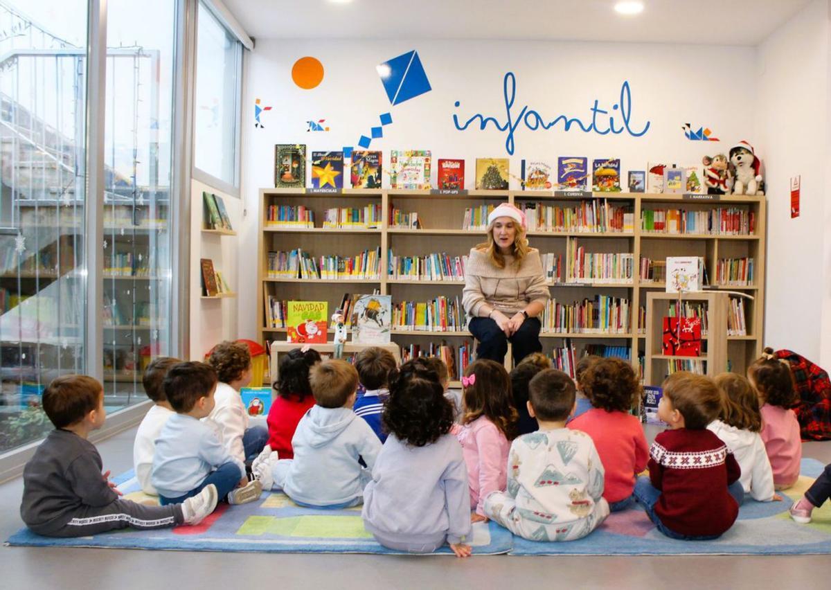 Visita de los niños de la escuela infantil a la biblioteca de Mallén. | SERVICIO ESPECIAL