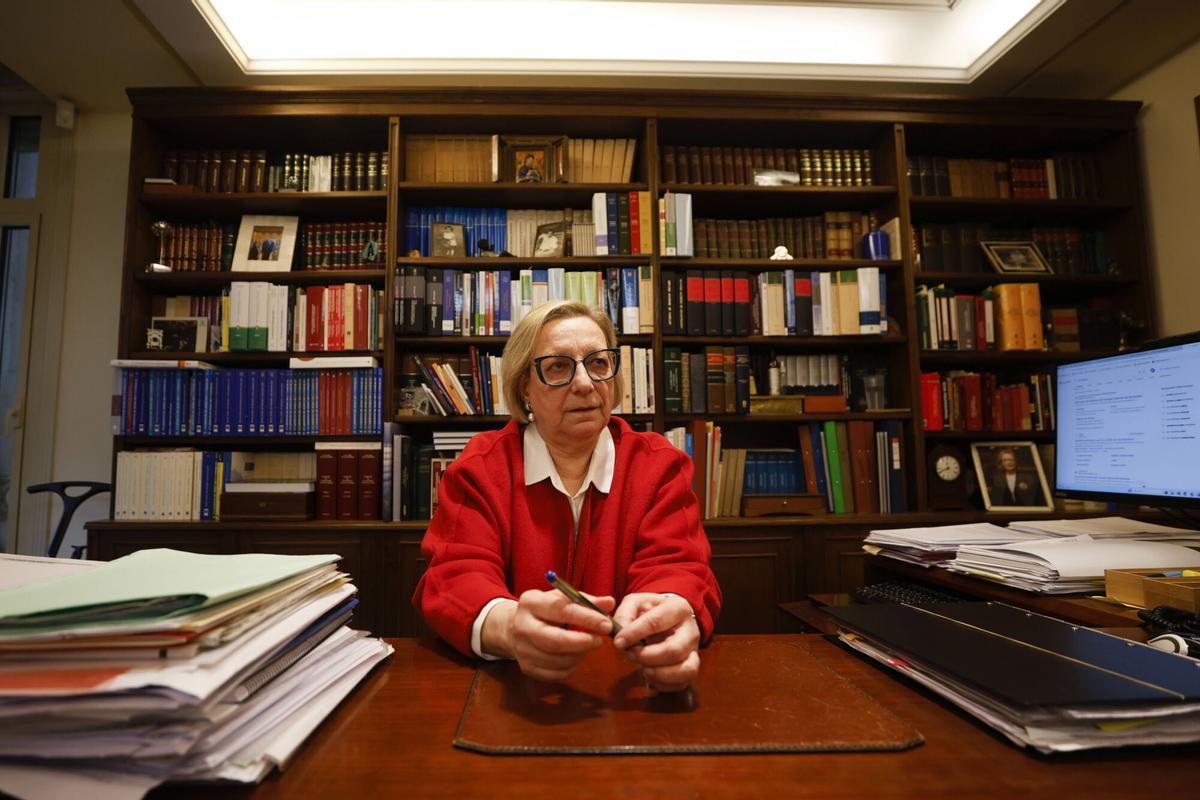 Isabel Valdés-Solís, en su notaría de Oviedo.
