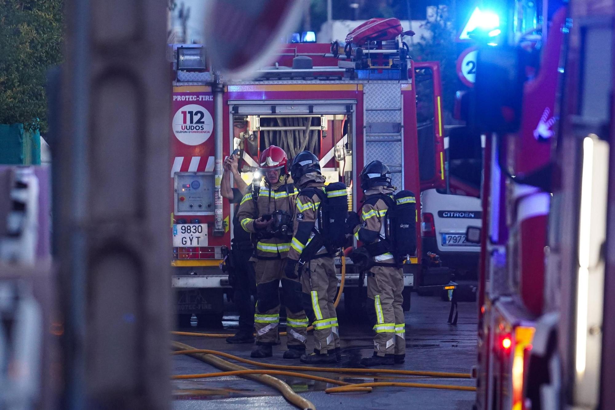 Todas las imágenes del incendio de un garaje lleno de motos en Puis d'en Valls