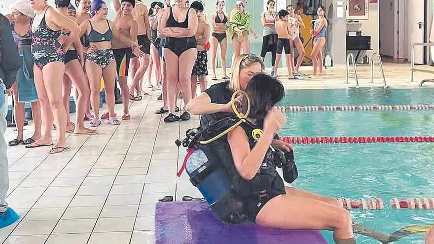 Todas iguales en el Azul: bautismo de buceo para mujeres por el 8M en Murcia