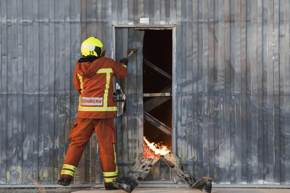 Incendio en el polígono de la Cova de Manises