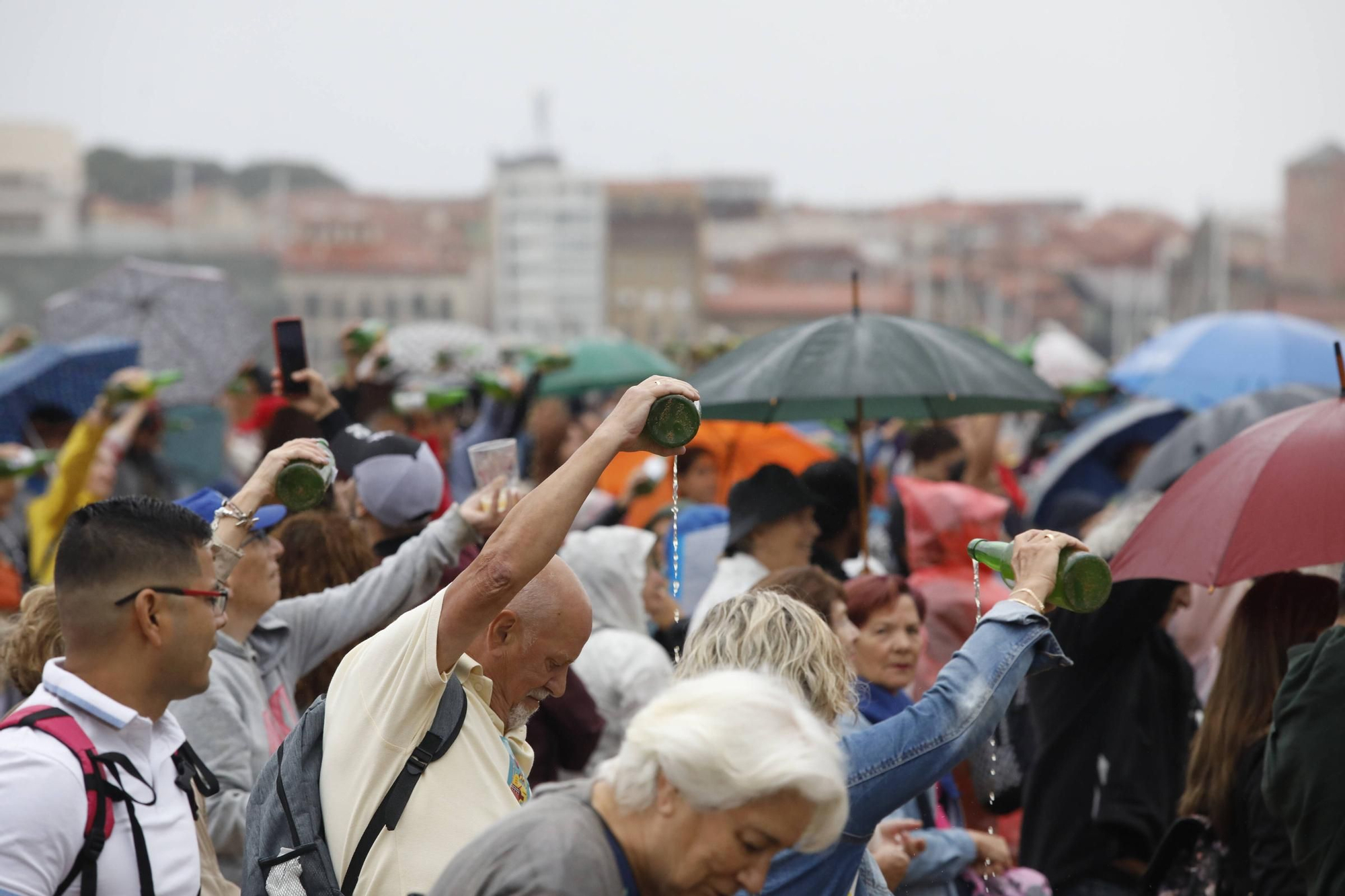 Así fue la cita para batir el récord de escanciado simultáneo en Gijón