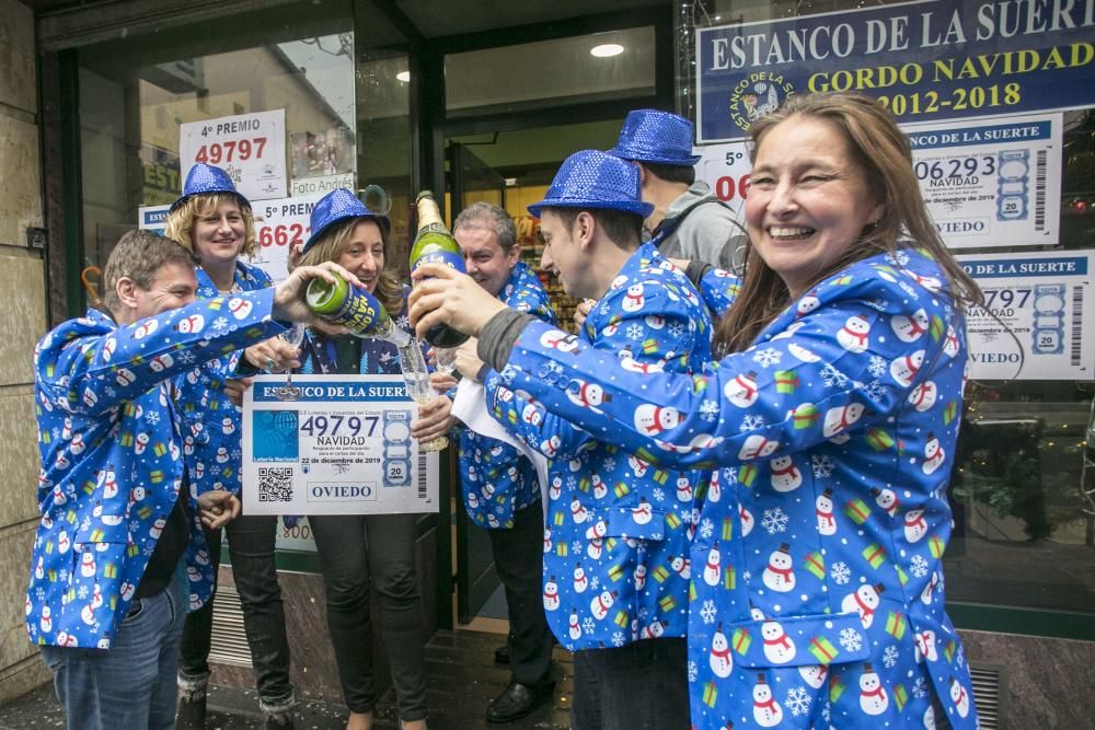 Celebración en el "Estanco de la Suerte" de Oviedo