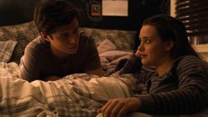 Simon (Nick Robinson) y Leah (Elizabeth Langford) comparten confidencias en el filme.