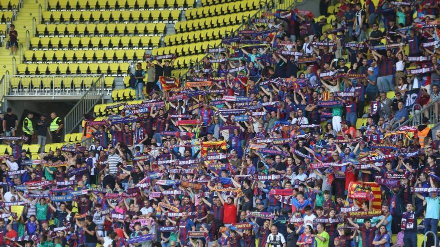 Todos de azulgrana: Levante Fans alienta a la marea granota a marcar el primer gol en La Cerámica