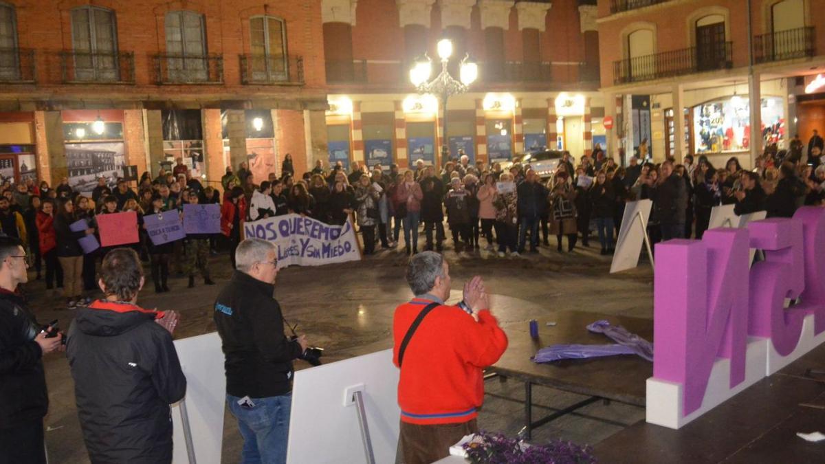 El acto central se celebró en la Plaza Mayor de Benavente. | E. P.