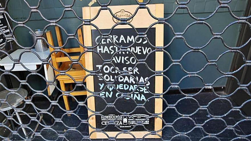 Cartel de un bar cerrado durante el confinamiento.