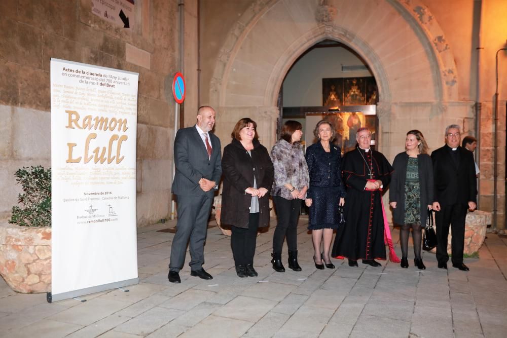 La Reina Sofía visita en Palma la muestra 'El viaje de Ramon Llull'