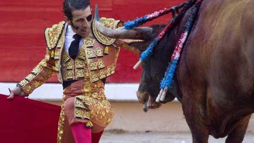 Padilla lidia un toro en la última feria de San Fermín. / jim hollander