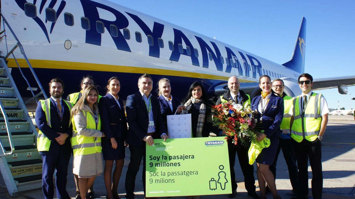 La pasajera 9 millones junto a responsables del aeropuerto y miembros de Ryanair.