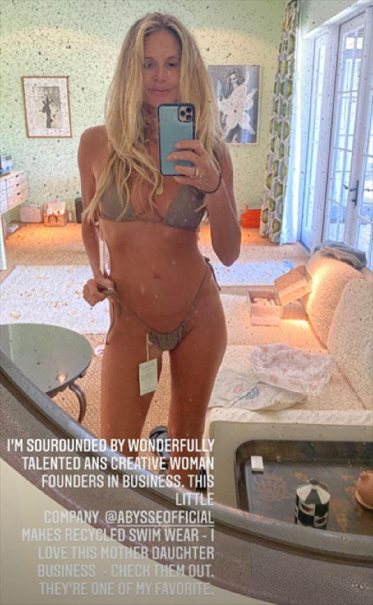 Elle Macpherson posando en bikini