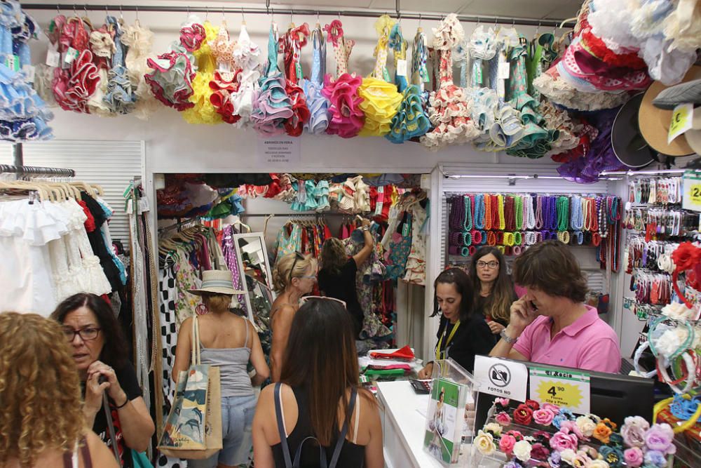 Los vestidos de flamenca que invadirán los próximos días tanto el Centro como el Real seguirán las tendencias ya vistas en la Feria de Abril