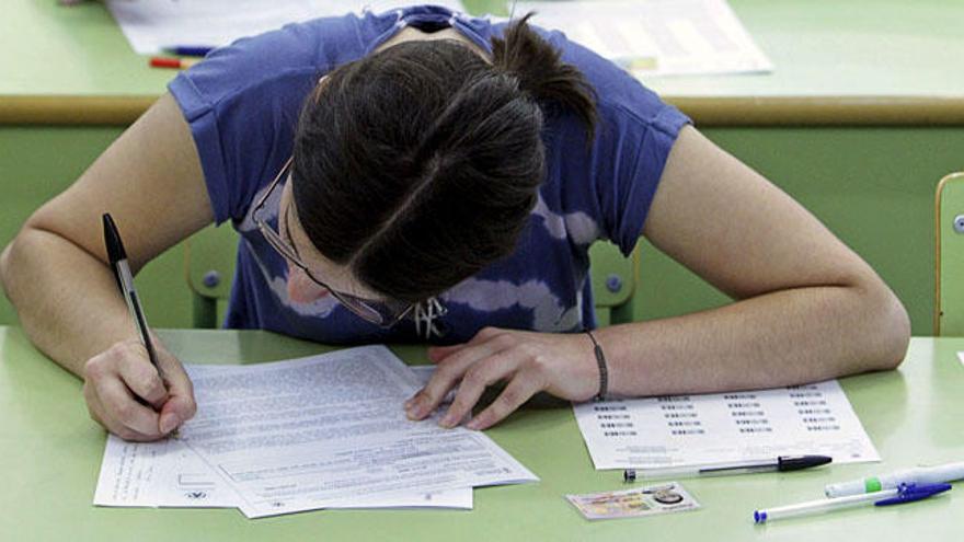 Una alumna haciendo un examen.
