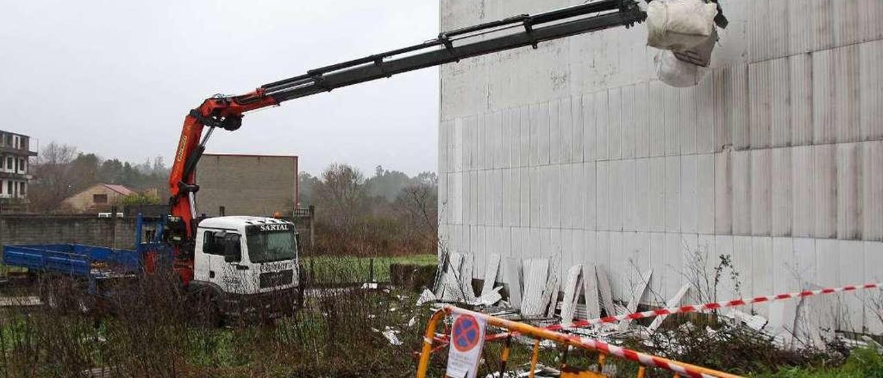 Retirada de uralitas sueltas en el lateral de un edificio del casco urbano estradense. // Bernabé/Cris M.V.