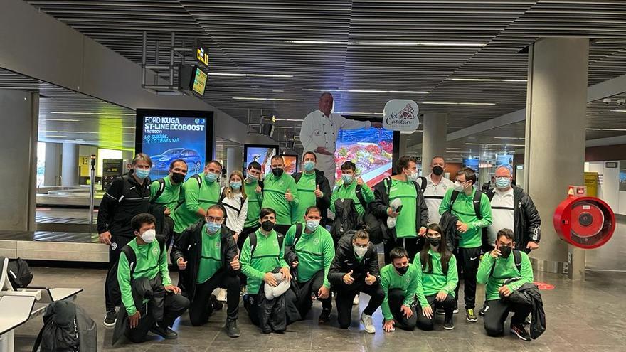 La expedición del Elche CF Genuine en el aeropuerto de Las Palmas