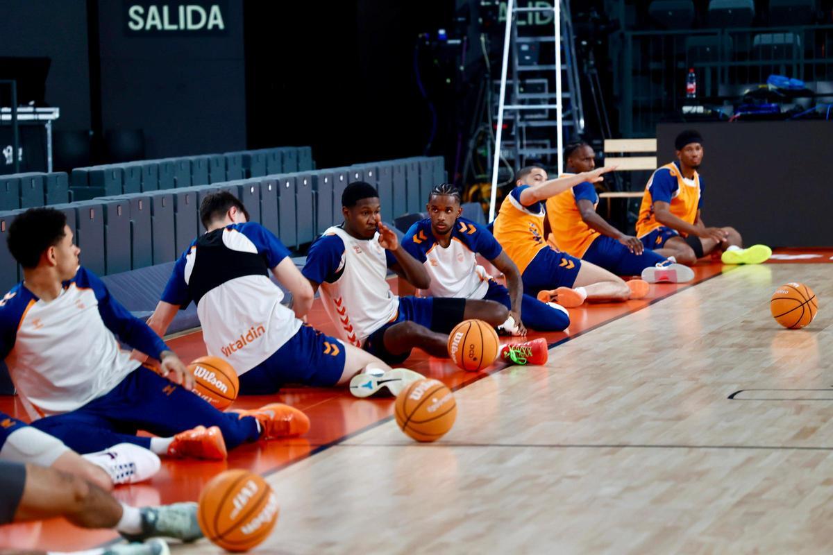 Estiramientos de los jugadores antes de la sesión de entrenamiento.