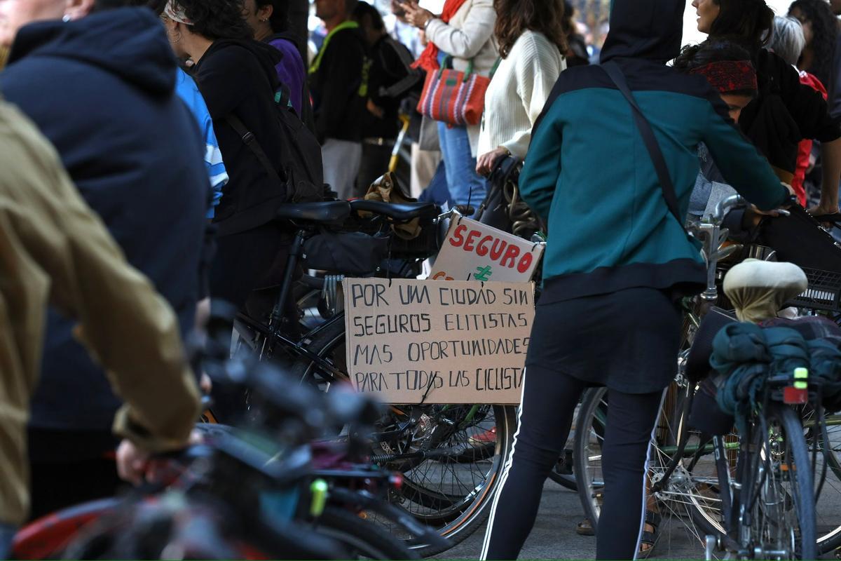 Decenas de ciclistas protestan en Zaragoza contra la obligatoriedad de contratar un seguro