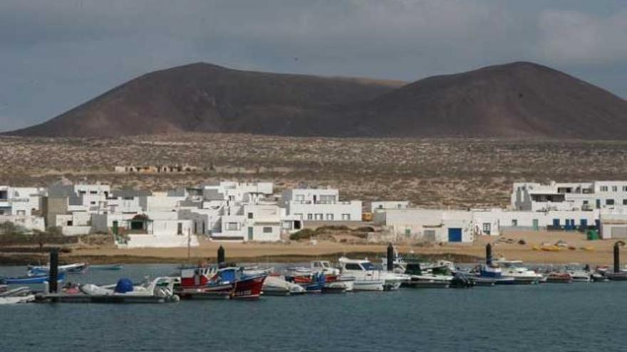 Vista de Caleta de Sebo en La Graciosa desde el mar. | javier fuentes