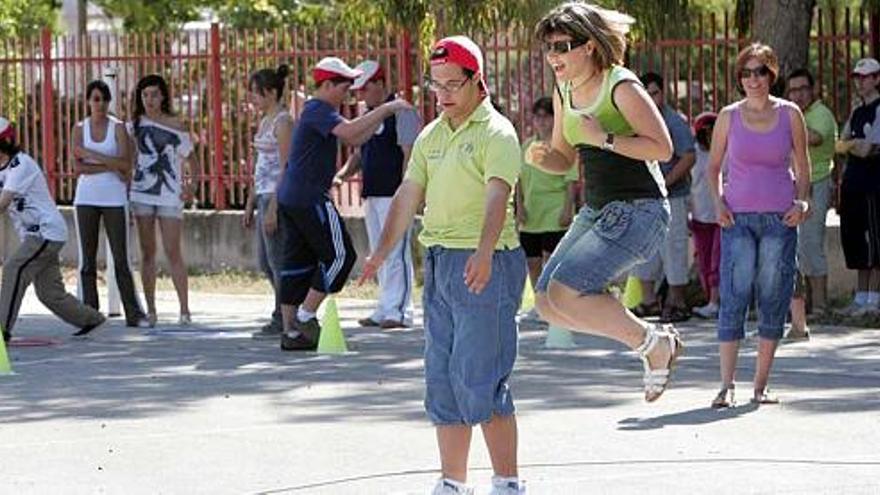 Un momento de los juegos de integración que ayer se organizaron en el colegio Tamarit .