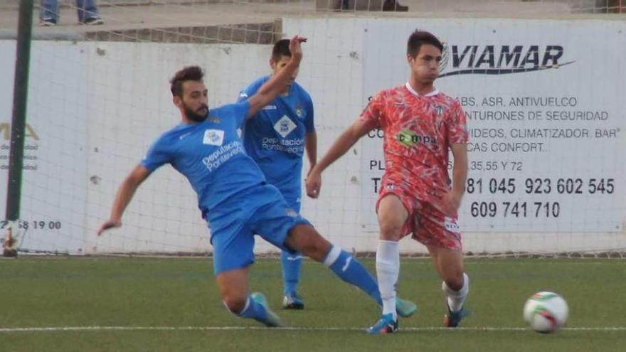 Carnero trata de robar un balón a un jugador rival en el encuentro de ayer. // Área 11