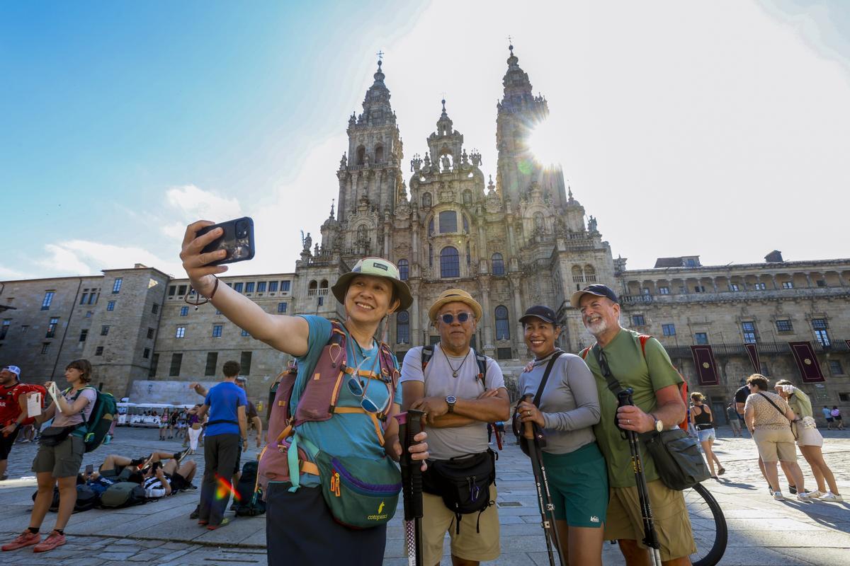 SANTIAGO DE COMPOSTELA, 24/07/2024.- Los gallegos y gallegas celebran este miércoles la víspera de su día grande, el Día de Santiago Apóstol, patrón de España y también de Galicia, momento que muchos peregrinos y peregrinas aprovechan para hacer el Camino y hacer coincidir con esta efemérides su llegada a Compostela. EFE/Xoán Rey