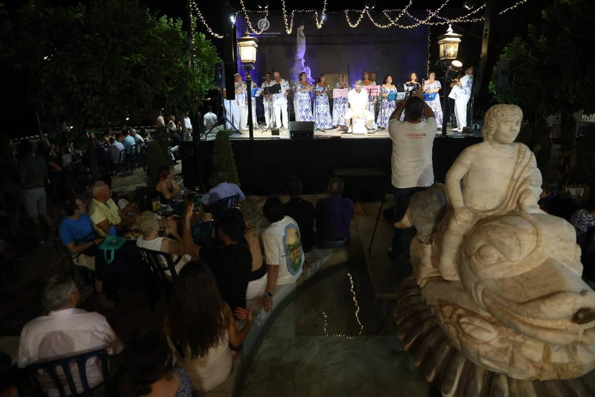 La verbena de la Federación de Peñas Cordobesas llena de música y baile la plaza del Triunfo
