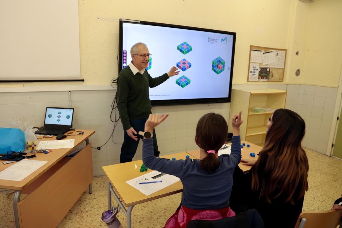 Un profesor de Matemáticas del IES Virgen del Remedio enseñando el nuevo método a los alumnos