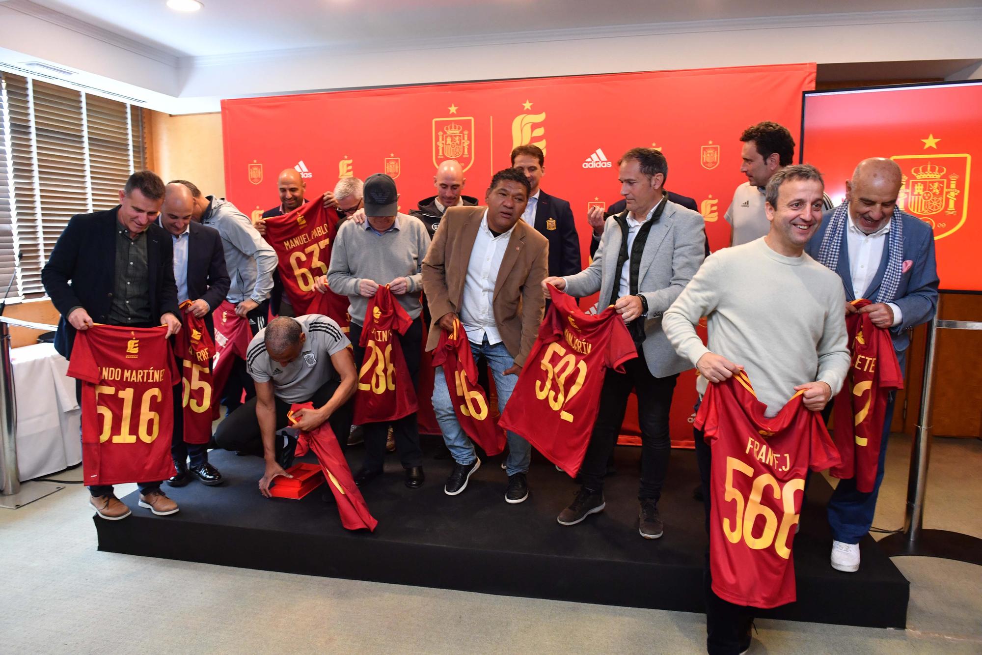 Reencuentro en A Coruña entre antiguos y actuales jugadores de la selección española de fútbol